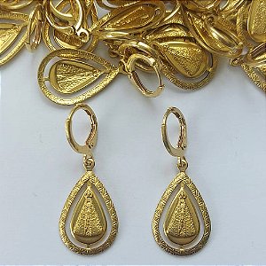 BRINCO NO BRUTO PRONTO PARA O BANHO -  (CX.120)  (2306) BRINCO ARGOLINHA DE PRESSÃO COM PINGENTE NOSSA SRA APARECIDA 22MM - PESO: 2,8GR - COMPOSIÇÃO: 100% LATÃO - BRU15650