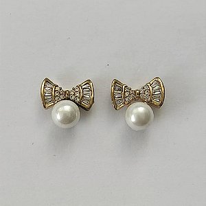 BRINCO NO BRUTO PRONTO PARA O BANHO - (CX.68)  BRINCO DE PINO LACINHO COM ZIRCÔNIAS E PÉROLA 11MM - (NÃO ACOMPANHA COLA PARA FIXAÇÃO DA PÉROLA) COMPOSIÇÃO: LATÃO / ZIRCÔNIA - PESO TOTAL 1,6GR - BRU15652