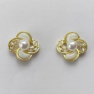 BRINCO NO BRUTO PRONTO PARA O BANHO -   (CX.135) BRINCO DE PINO FLOR COM ZIRCÔNIAS E PÉROLA 11MM - (NÃO ACOMPANHA COLA PARA FIXAÇÃO DA PÉROLA) COMPOSIÇÃO: LATÃO / ZIRCÔNIA - PESO TOTAL 2,7GR - BRU15653