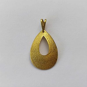 PINGENTE NO BRUTO PRONTO PARA O BANHO - (V2657) PINGENTE GOTA VAZADA 22MM - PESO: 0,8GR - COMPOSIÇÃO: 100% LATÃO - BRU15663