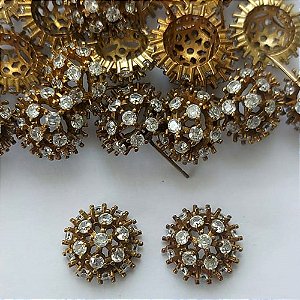 BRINCO NO BRUTO PRONTO PARA O BANHO - (CX.135)  BRINCO DE PINO REDONDO CRAVEJADO EM MICROS ZIRCÔNIAS 14MM - COMPOSIÇÃO: LATÃO / ZIRCÔNIA - PESO 3,6GR - BRU15677