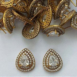 BRINCO NO BRUTO PRONTO PARA O BANHO - (CX.116)  BRINCO DE PINO GOTA CRAVEJADO EM MICROS ZIRCÔNIAS 14MM - PESO: 2,5GR - COMPOSIÇÃO: LATÃO / ZIRCÔNIA - BRU15678