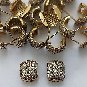 BRINCO NO BRUTO PRONTO PARA O BANHO -  (CX.68)  BRINCO DE PINO CRAVEJADO EM MICROS ZIRCÔNIAS 12MM - PESO: 3,3GR - COMPOSIÇÃO: LATÃO / ZIRCÔNIA - BRU15679