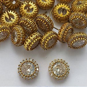 BRINCO NO BRUTO PRONTO PARA O BANHO - (CX.116)  BRINCO DE PINO REDONDO CRAVEJADO COM MICROS ZIRCÔNIAS 10MM - PESO: 2,8GR - COMPOSIÇÃO: LATÃO / ZIRCÔNIA - BRU15682