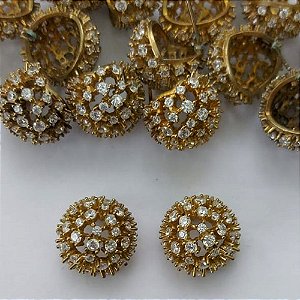 BRINCO NO BRUTO PRONTO PARA O BANHO - (CX.68)  BRINCO DE PINO REDONDO CRAVEJADO COM MICROS ZIRCÔNIAS 13MM - PESO: 4,1GR - COMPOSIÇÃO: LATÃO / ZIRCÔNIA - BRU15688
