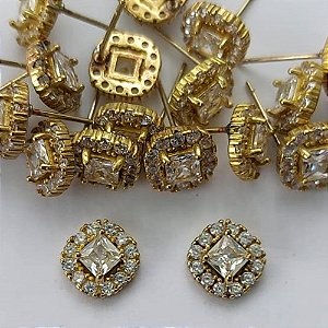 BRINCO NO BRUTO PRONTO PARA O BANHO -  (CX.116)  BRINCO DE PINO REDONDO CRAVEJADO COM MICROS ZIRCÔNIAS E PEDRA EM ZIRCÔNIA NO CENTRO 9MM - PESO: 1,4GR - COMPOSIÇÃO: LATÃO / ZIRCÔNIA - BRU15690