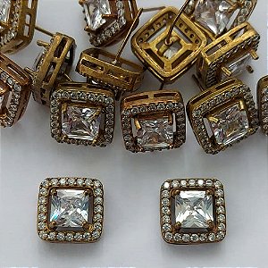 BRINCO NO BRUTO PRONTO PARA O BANHO -  (CX.136)  BRINCO DE PINO QUADRADO CRAVEJADO COM MICROS ZIRCÔNIAS E PEDRA EM ZIRCÔNIA NO CENTRO 12MM - PESO: 4,8GR - COMPOSIÇÃO: LATÃO / ZIRCÔNIA - BRU15691
