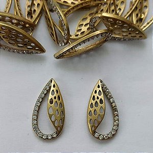 BRINCO NO BRUTO PRONTO PARA O BANHO - (CX.136)  BRINCO DE PINO GOTA VAZADA CRAVEJADA COM MICROS ZIRCÔNIAS 18MM - PESO: 2GR - COMPOSIÇÃO: LATÃO / ZIRCÔNIA - BRU15692