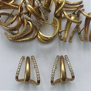 BRINCO NO BRUTO PRONTO PARA O BANHO - (CX.135)  BRINCO DE PINO VAZADO CRAVEJADO COM MICROS ZIRCÔNIAS 19MM - PESO: 4GR - COMPOSIÇÃO: LATÃO / ZIRCÔNIA - BRU15693