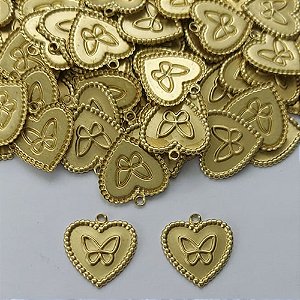 ACESSÓRIO NO BRUTO PRONTO PARA O BANHO - (V3969) (CX.124) CORAÇÃO COM BORBOLETA 17MM COM UM FURO - PESO 0,8GR - COMPOSIÇÃO: 100% LATÃO (PEÇA VENDIDA POR UNIDADE) - BRU0003157