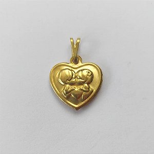 PINGENTE NO BRUTO PRONTO PARA O BANHO - (E1578) PINGENTE CORAÇÃO COM NAMORADOS 16MM - PESO: 1,2GR - COMPOSIÇÃO: 100% LATÃO - BRU15787