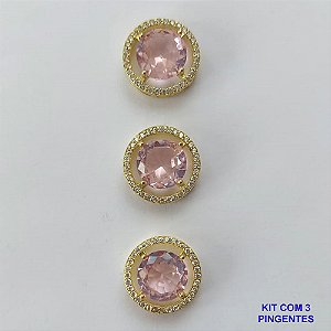 PINGENTE NO BRUTO PRONTO PARA O BANHO - KIT COM 3 PINGENTES COM BASES EM ALTA FUSÃO REDONDAS CRAVEJADAS COM MICROS ZIRCÔNIAS CRISTAIS E PEDRA EM ZIRCÔNIA ROSA 10MM - PESO TOTAL 6,6GR - BRU15803