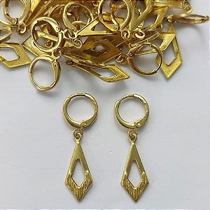 BRINCO NO BRUTO PRONTO PARA O BANHO - (E1974) BRINCO ARGOLINHA DE PRESSÃO COM PINGENTE GRAVATA VAZADA 23MM - PESO: 1,4GR - COMPOSIÇÃO: 100% LATÃO - BRU15818