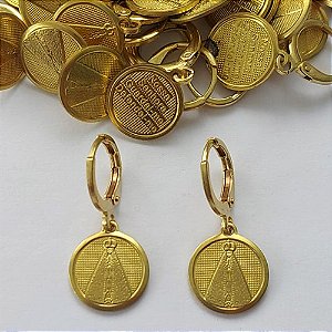 BRINCO NO BRUTO PRONTO PARA O BANHO - (1973) BRINCO ARGOLINHA DE PRESSÃO COM PINGENTE REDONDO NOSSA SRA APARECIDA 12MM - PESO: 2,6GR - COMPOSIÇÃO: 100% LATÃO - BRU15822