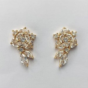 BRINCO FOLHEADO A OURO - BANHADO COM 5 MILÉSIMOS + VERNIZ DIAMOND - BRINCO DE PINO FLOR CRAVEJADO EM ZIRCÔNIAS 15X23MM - OURO352