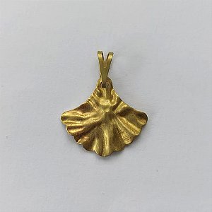 PINGENTE NO BRUTO PRONTO PARA O BANHO - (3.3313F1) PINGENTE LEQUE MARTELADO 15MM - PESO: 0,6GR - COMPOSIÇÃO: 100% LATÃO - BRU15862