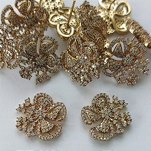 BRINCO NO BRUTO PRONTO PARA O BANHO - (CX.116)  BRINCO DE PINO FLOR CRAVEJADA EM MICROS ZIRCÔNIAS 17MM - PESO: 4GR - COMPOSIÇÃO: LATÃO / ZIRCÔNIA - BRU15895