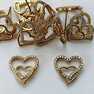 BRINCO NO BRUTO PRONTO PARA O BANHO - (CX.116)  BRINCO DE PINO CORAÇÃO DUPLO CRAVEJADO EM MICROS ZIRCÔNIAS 13MM - PESO: 1,4GR - COMPOSIÇÃO: LATÃO / ZIRCÔNIA - BRU15897