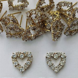 BRINCO NO BRUTO PRONTO PARA O BANHO - BRINCO DE PINO CORAÇÃO VAZADO CRAVEJADO EM MICROS ZIRCÔNIAS 13MM - PESO: 2,2GR - COMPOSIÇÃO: LATÃO / ZIRCÔNIA - BRU15901