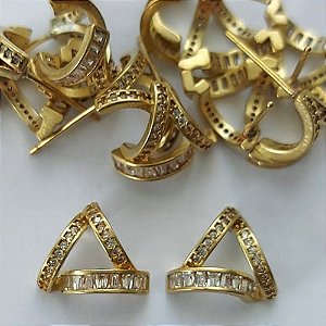BRINCO NO BRUTO PRONTO PARA O BANHO - BRINCO DE PINO VAZADO CRAVEJADO EM MICROS ZIRCÔNIAS 11MM - PESO: 1,6GR - COMPOSIÇÃO: LATÃO / ZIRCÔNIA - BRU15902