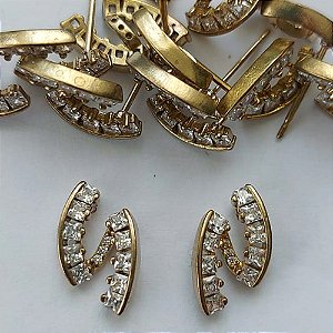 BRINCO NO BRUTO PRONTO PARA O BANHO - BRINCO DE PINO CRAVEJADO EM MICROS ZIRCÔNIAS 14MM - PESO: 1,7GR - COMPOSIÇÃO: LATÃO / ZIRCÔNIA - BRU15907