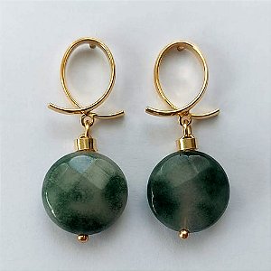 BRINCO FOLHEADO A OURO - BANHADO COM 5 MILÉSIMOS + VERNIZ DIAMOND -  BRINCO DE PINO COM BASE VAZADA E PEDRA NATURAL 35MM - OURO353