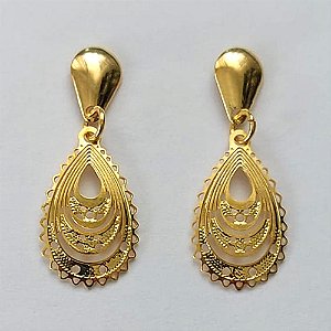 BRINCO FOLHEADO A OURO - BANHADO COM 5 MILÉSIMOS + VERNIZ DIAMOND - BRINCO DE PINO GOTA VAZADA 26MM - OURO354