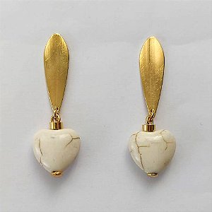 BRINCO FOLHEADO A OURO - BANHADO COM 5 MILÉSIMOS + VERNIZ DIAMOND - BRINCO DE PINO BASE OVAL E PEDRA HOWLITA CORAÇÃO BRANCA 43MM - OURO365