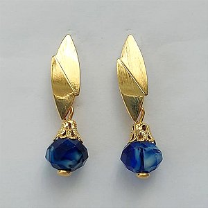 BRINCO FOLHEADO A OURO - BANHADO COM 5 MILÉSIMOS + VERNIZ DIAMOND - BRINCO DE PINO BASE FOLHA E PEDRA DE CRISTAL LEITOSA AZUL 31MM - OURO366