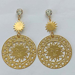 BRINCO FOLHEADO A OURO - BANHADO COM 5 MILÉSIMOS + VERNIZ DIAMOND - BRINCO DE PINO BASE COM ZIRCÔNIA E PINGENTE SOL VAZADO 57MM - OURO369