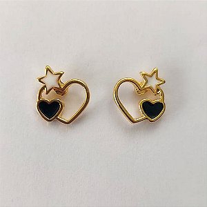 BRINCO FOLHEADO A OURO - BANHADO COM 5 MILÉSIMOS + VERNIZ DIAMOND - BRINCO DE PINO CORAÇÃO VAZADO COM ESTRELA BRANCA E CORAÇÃO PRETO 11MM - OURO370