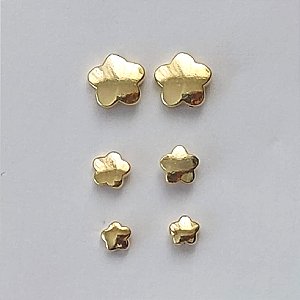 BRINCO FOLHEADO A OURO - BANHADO COM 5 MILÉSIMOS + VERNIZ DIAMOND - (BRT108D) BRINCO DE TRIO FLOR - TAMANHOS: 4/6/8MM - OURO377
