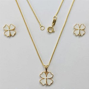 CONJUNTO FOLHEADO A OURO - BANHADO COM 5 MILÉSIMOS + VERNIZ DIAMOND - (CJB919) CONJUNTO COM BRINCOS DE PINO TREVO E PINGENTE TREVO BRANCO 11MM - OURO383