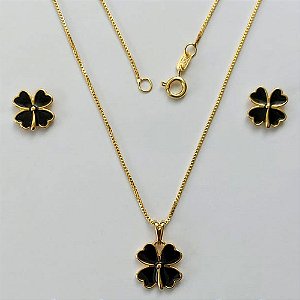 CONJUNTO FOLHEADO A OURO - BANHADO COM 5 MILÉSIMOS + VERNIZ DIAMOND - (CJB919) CONJUNTO COM BRINCOS DE PINO TREVO E PINGENTE TREVO PRETO 11MM - OURO384