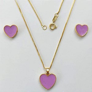 CONJUNTO FOLHEADO A OURO - BANHADO COM 5 MILÉSIMOS + VERNIZ DIAMOND - (CJDK01) CONJUNTO COM BRINCOS DE PINO CORAÇÃO ESMALTADO E PINGENTE CORAÇÃO ESMALTADO LILÁS 15MM - OURO385