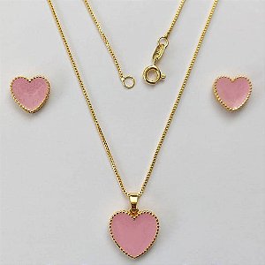 CONJUNTO FOLHEADO A OURO - BANHADO COM 5 MILÉSIMOS + VERNIZ DIAMOND - (CJDK01) CONJUNTO COM BRINCOS DE PINO CORAÇÃO ESMALTADO E PINGENTE CORAÇÃO ESMALTADO ROSA 15MM - OURO386