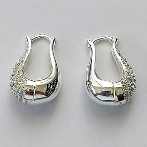 BRINCO FOLHEADO A PRATA COM 50 MILÉSIMOS + VERNIZ DIAMOND BRINCO DE ARGOLA COM TRAVA CRAVEJADO COM MICROS ZIRCÔNIAS 11X28MM - PRA565