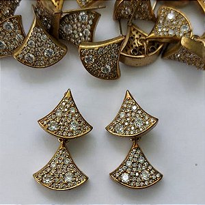 BRINCO NO BRUTO PRONTO PARA O BANHO - (CX.106) BRINCO DE PINO TRIÂNGULO DUPLO CRAVEJADO EM MICROS ZIRCÔNIAS 25MM - PESO: 5,8GR - COMPOSIÇÃO: LATÃO / ZIRCÔNIA - BRU16025