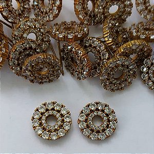 BRINCO NO BRUTO PRONTO PARA O BANHO - BRINCO DE PINO REDONDO VAZADO CRAVEJADO EM MICROS ZIRCÔNIAS 13MM - PESO: 2,8GR - COMPOSIÇÃO: LATÃO / ZIRCÔNIA - BRU16028