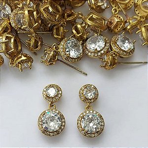 BRINCO NO BRUTO PRONTO PARA O BANHO - BRINCO DE PINO REDONDO CRAVEJADO EM MICROS ZIRCÔNIAS 18MM - PESO: 3,1GR - COMPOSIÇÃO: LATÃO / ZIRCÔNIA - BRU16033