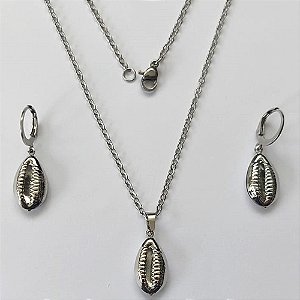 CONJUNTO EM AÇO INOXIDÁVEL - CONJUNTO COM CORRENTE 50CM (CX.109) (AÇO03C) BRINCO ARGOLINHA DE PRESSÃO E PINGENTE BUZIOS 15MM - COMPOSIÇÃO: AÇO INOXIDÁVEL - AÇO2180