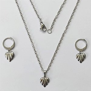 CONJUNTO EM AÇO INOXIDÁVEL - CONJUNTO COM CORRENTE 50CM (CX.109) (AÇO03C) BRINCO ARGOLINHA DE PRESSÃO E PINGENTE CONCHA 11MM - COMPOSIÇÃO: AÇO INOXIDÁVEL - AÇO2181