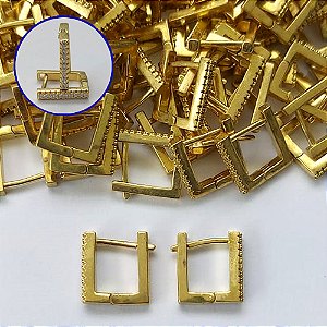 BRINCO NO BRUTO PRONTO PARA O BANHO(CX138) - BRINCO ARGOLA (TRANQUETA) QUADRADA CRAVEJADA COM MICROS ZIRCÔNIAS - TAMANHO 12MM LARGURA 1,5MM - PESO TOTAL 2GR - COMPOSIÇÃO: LATÃO / ZIRCÔNIA - BRU16050