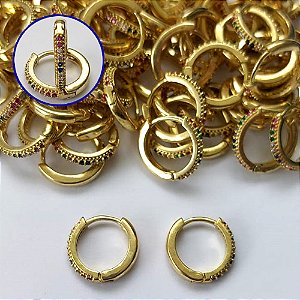 BRINCO NO BRUTO PRONTO PARA O BANHO(CX138) - BRINCO ARGOLA (TRANQUETA) CRAVEJADA COM MICROS ZIRCÔNIAS COLORIDAS - TAMANHO 15MM LARGURA 2MM - PESO TOTAL 2GR - COMPOSIÇÃO: LATÃO / ZIRCÔNIA - BRU16052