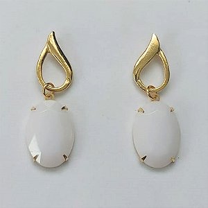 BRINCO FOLHEADO A OURO - BANHADO COM 5 MILÉSIMOS + VERNIZ DIAMOND - BRINCO DE PINO COM BASE GOTA VAZADA E PEDRA EM RESINA BRANCA 18MM - OURO388