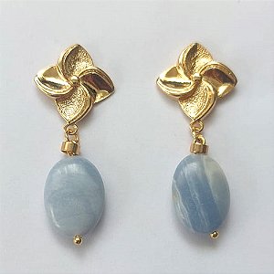 BRINCO FOLHEADO A OURO - BANHADO COM 5 MILÉSIMOS + VERNIZ DIAMOND - BRINCO DE PINO COM BASE FLOR E PEDRA NATURAL AZUL 17MM - OURO389