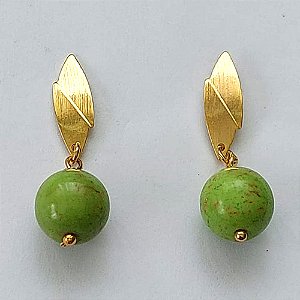 BRINCO FOLHEADO A OURO - BANHADO COM 5 MILÉSIMOS + VERNIZ DIAMOND - BRINCO DE PINO COM BASE FOLHA E PEDRA NATURAL 13MM - OURO391