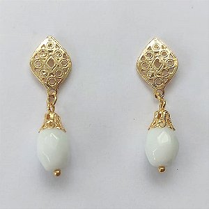 BRINCO FOLHEADO A OURO - BANHADO COM 5 MILÉSIMOS + VERNIZ DIAMOND - BRINCO DE PINO COM BASE VAZADA E PEDRA EM CRISTAL LEITOSO 12MM - OURO392