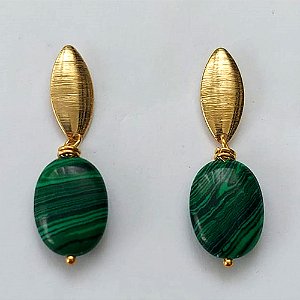 BRINCO FOLHEADO A OURO - BANHADO COM 5 MILÉSIMOS + VERNIZ DIAMOND - BRINCO DE PINO COM BASE FOLHA E PEDRA NATURAL 20MM - OURO394