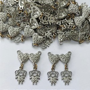 PINGENTE NO BRUTO PRONTO PARA O BANHO - (MAD) PINGENTE CANGA COM DUAS MENINAS COM MICROS ZIRCÔNIAS 18X23MM - PESO 2,2GR - BRU16065